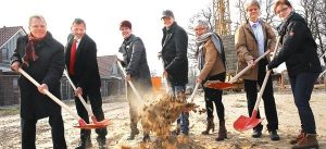 Starteten die Kooperation und die Bauphase (von links): Johann-Peter Ritter (DRK), Bürgermeister Dr. Arno Schilling, AWG-Geschäftsführerin Ulrike Petruch, Bauunternehmer Matthias Schöning, Ute Kleßen, Matthias Benken (beide DRK) und Anne-Christin Braun (AWG)