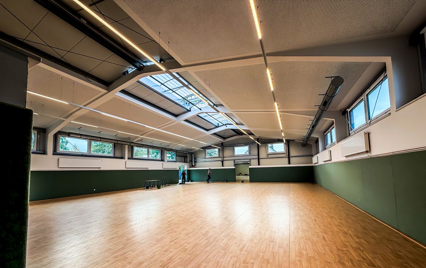 Fertig übergebene Sporthalle mit hellem Sportboden